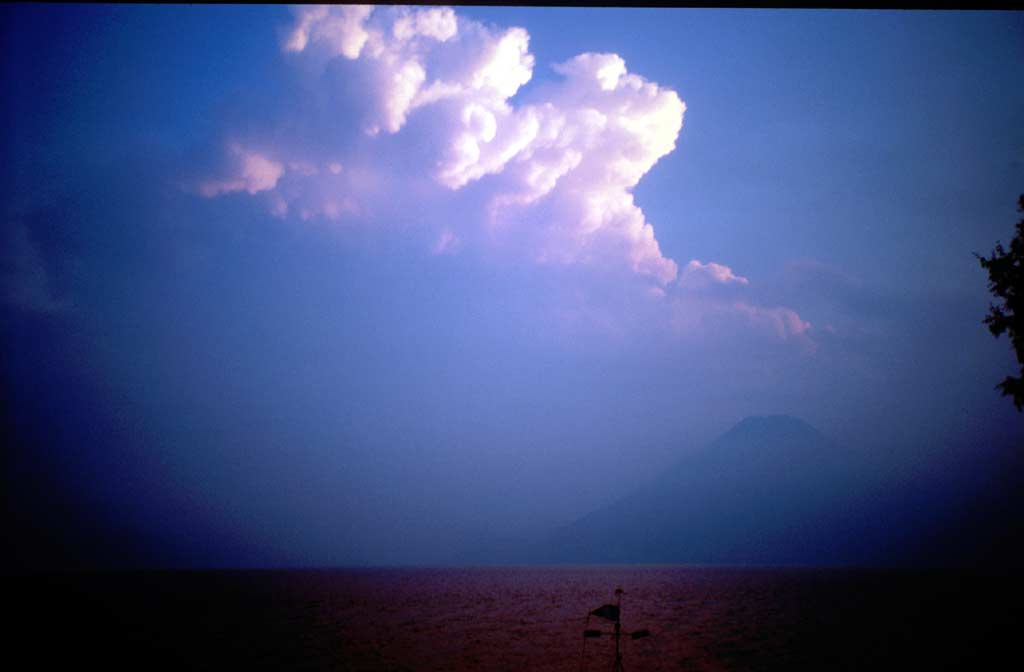Sonnenuntergang über dem von Vulkanen umgebenen Lago Atitlán, Guatemala