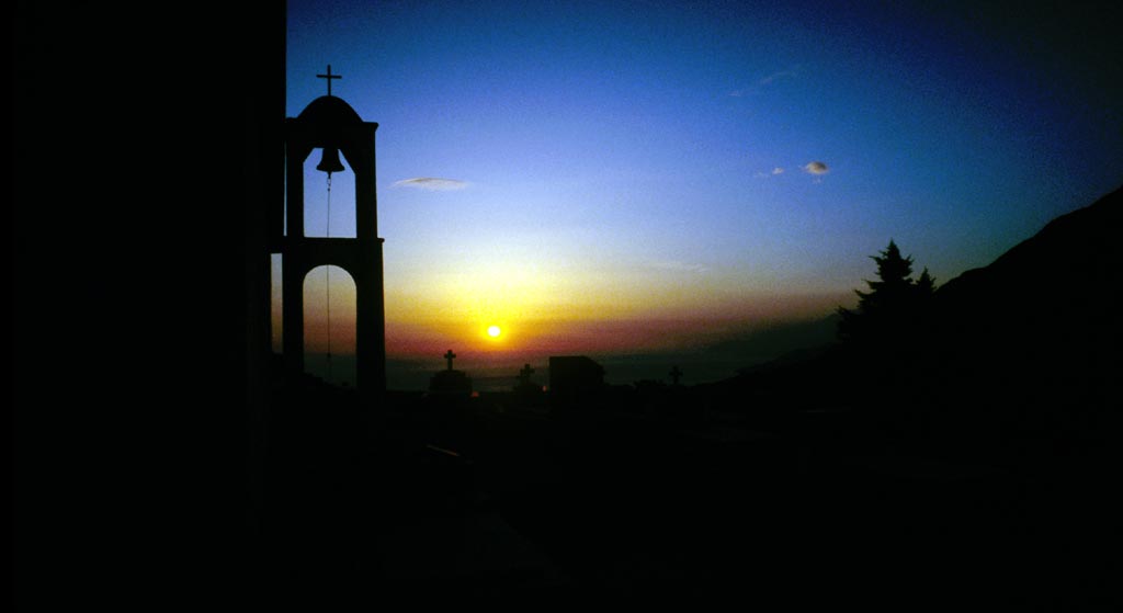 Sonnenuntergang an einem Friedhof zwischen Heraklion und Agios Pavlos, Kreta