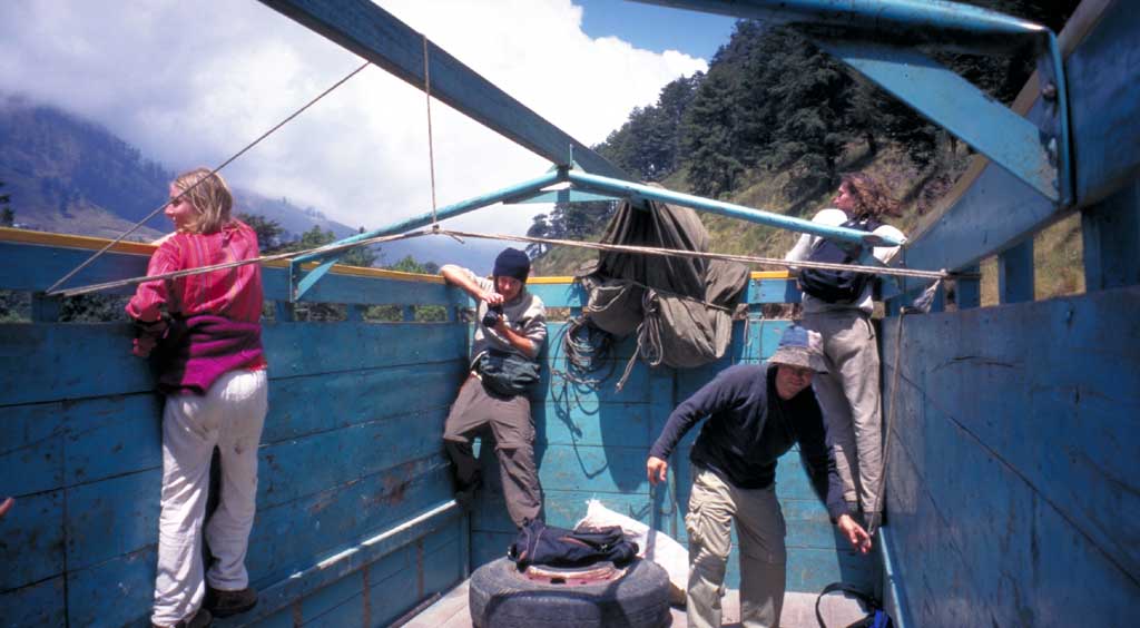 vier Gringos auf der Ladefläche eines Lasters bei Todos Santos, Guatemala