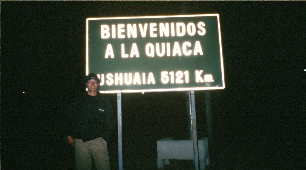 Schild an der Grenze Argentiniens: 5121 km von La Quiaca bis nach Ushuaia