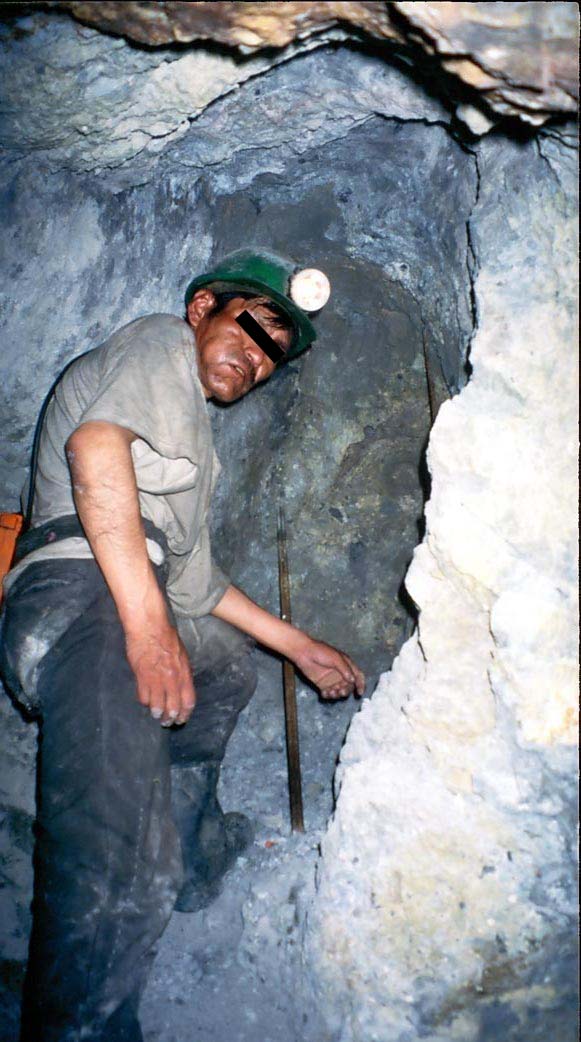 ein Minenarbeiter in einer Mine bei Potosi