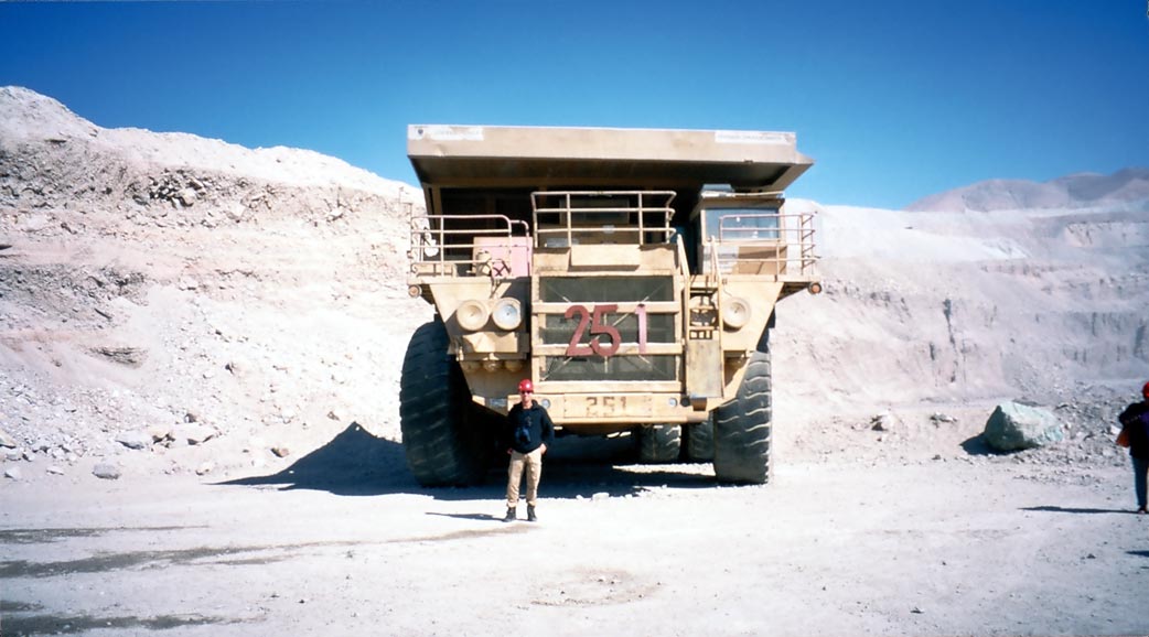 Volker vor einem Lastwagen in Chuquicamata