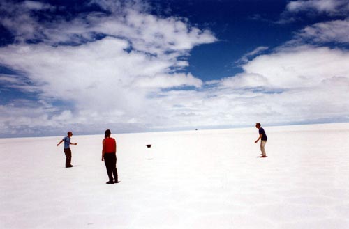 Bolivia, Salar de Uyuni: Hat-Frisbee