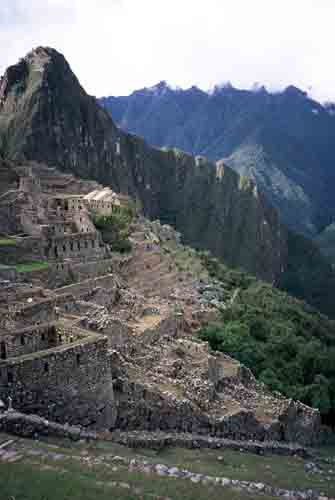 Peru, Machu Picchu: Ruinen vor und nach der Rekonstruktion