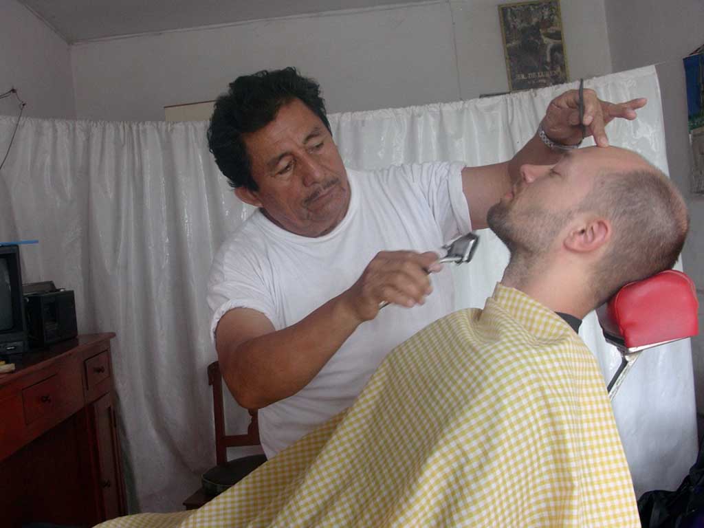 Volker bekommt seinen Bart geschnitten - in traditioneller Handarbeit.