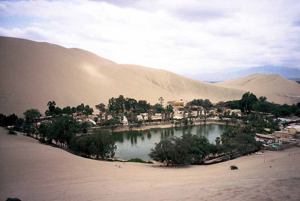 die Oase Huacachina umgeben von riesigen Sanddünen