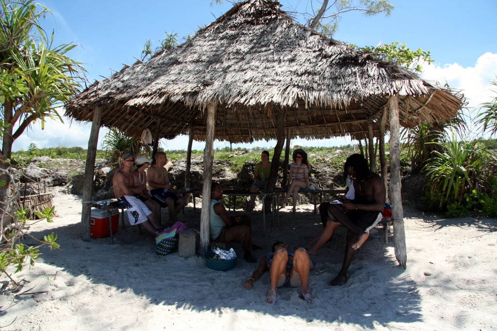 Sansibar - ein kleiner Pavillion mit Schilfdach für Picknicks im Schatten