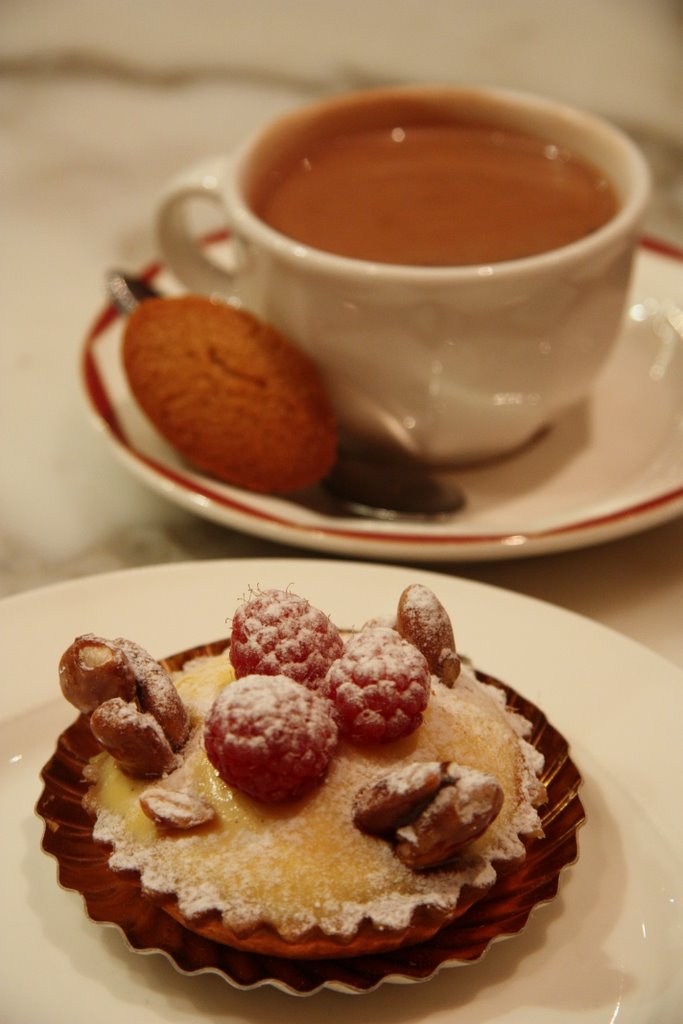 Amsterdam - tartlet and hot chocolate at Chocolaterie Pompadour