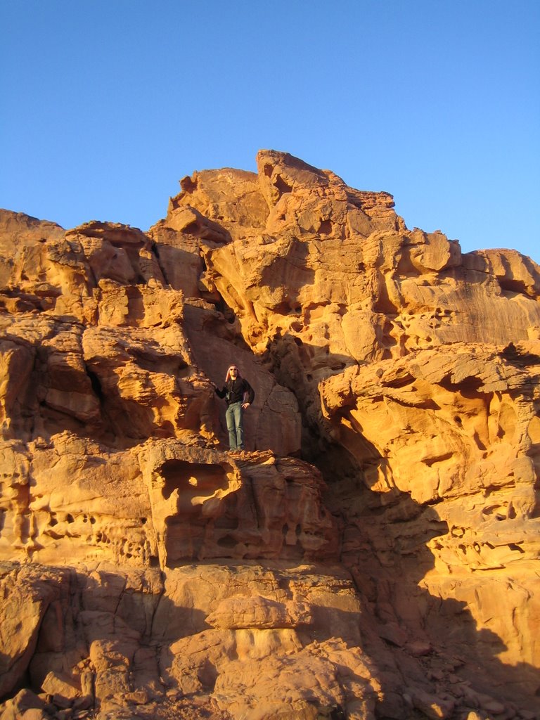 Wadi Rum - Volker standing in the middle of a rockface