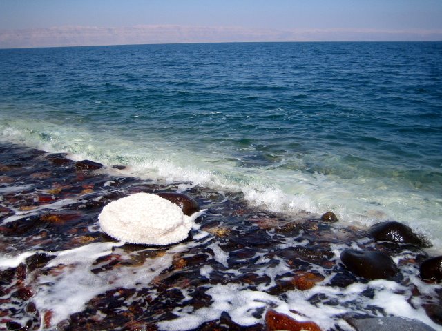 Salzkristalle am Ufer des Toten Meeres