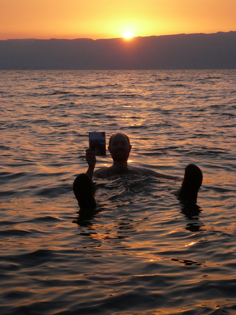 Volker liest schwimmend im Toten Meer seinen Reiseführer