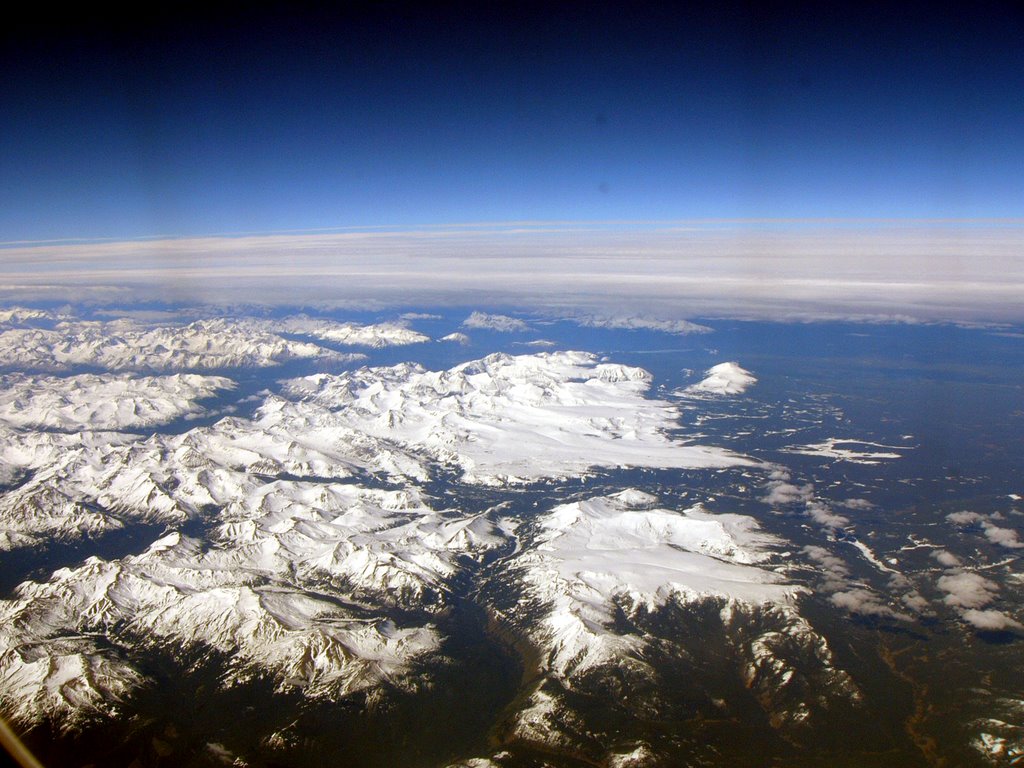 Landschaft in Schnee und Eis aus dem Flugzeug. Könnte Grönland sein.
