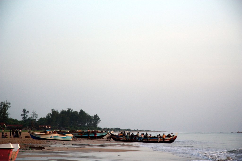 einheimische Fischer und ihre Boote am Nilaveli Beach, Trincomalee, Sri Lanka