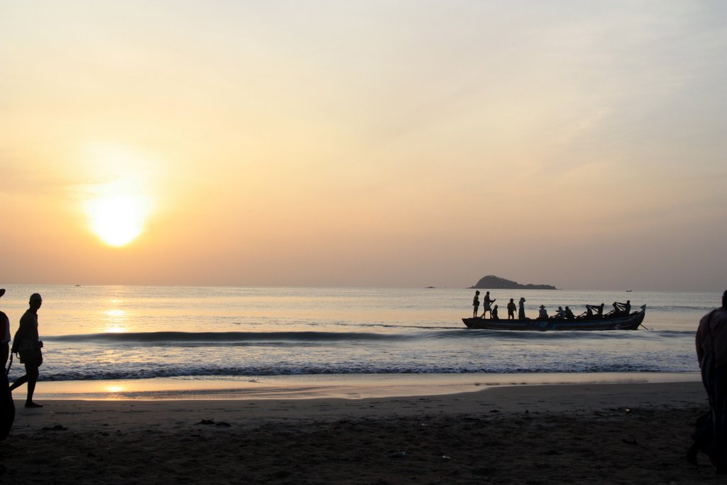 Blick von Nilaveli Beach Richtung Pidgeon Island bei Sonnenaufgang, Trincomalee, Sri Lanka