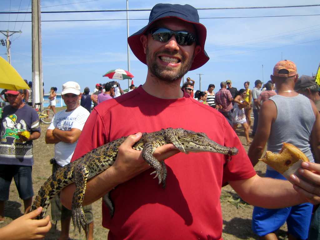 Volker mit kleinem Alligator, Cuba