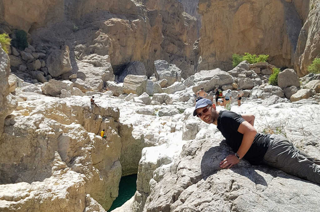 Volker am Abgrund des großen Pools im Wadi Bani Khalid, Oman.