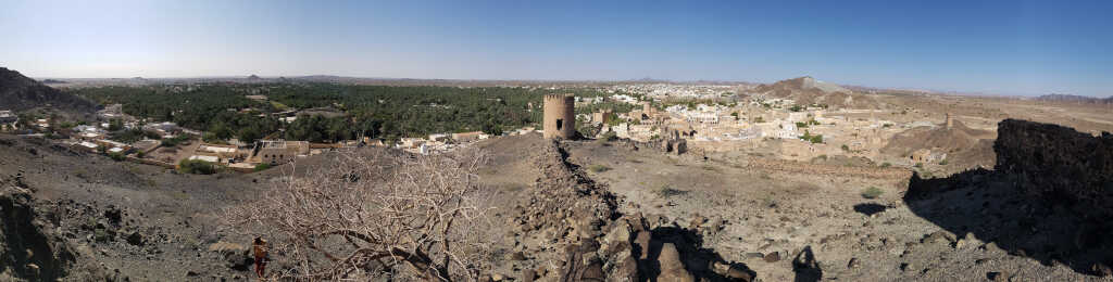 Blick von den Burgruinen von Al Mudhaireb, Oman, auf den Ort und die Oase