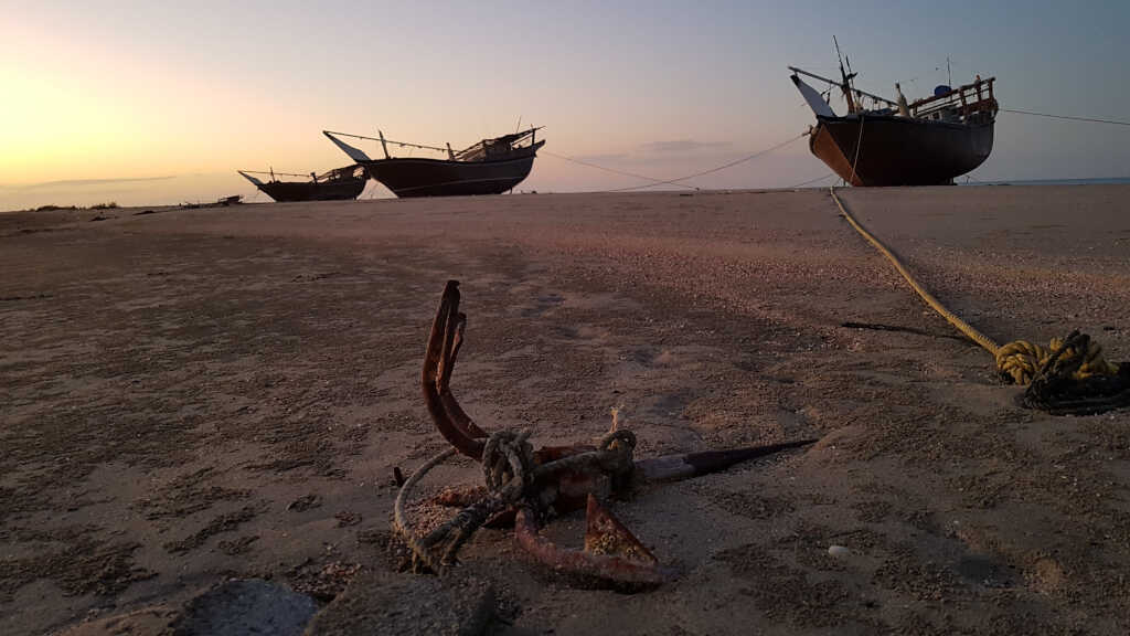 Dhaus liegen aufgrund der Ebbe auf dem Trockenen. Südlich von Hilf, Masirah Island, Oman.