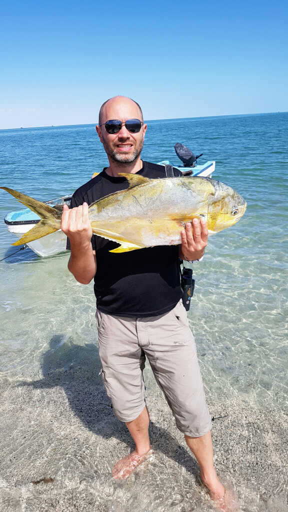 Volker mit einem großen Fisch in den Händen auf Masirah Island, Oman.
