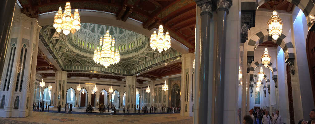 große Männergebetshalle in der Sultan Qaboos Grand Mosque, Maskat, Oman
