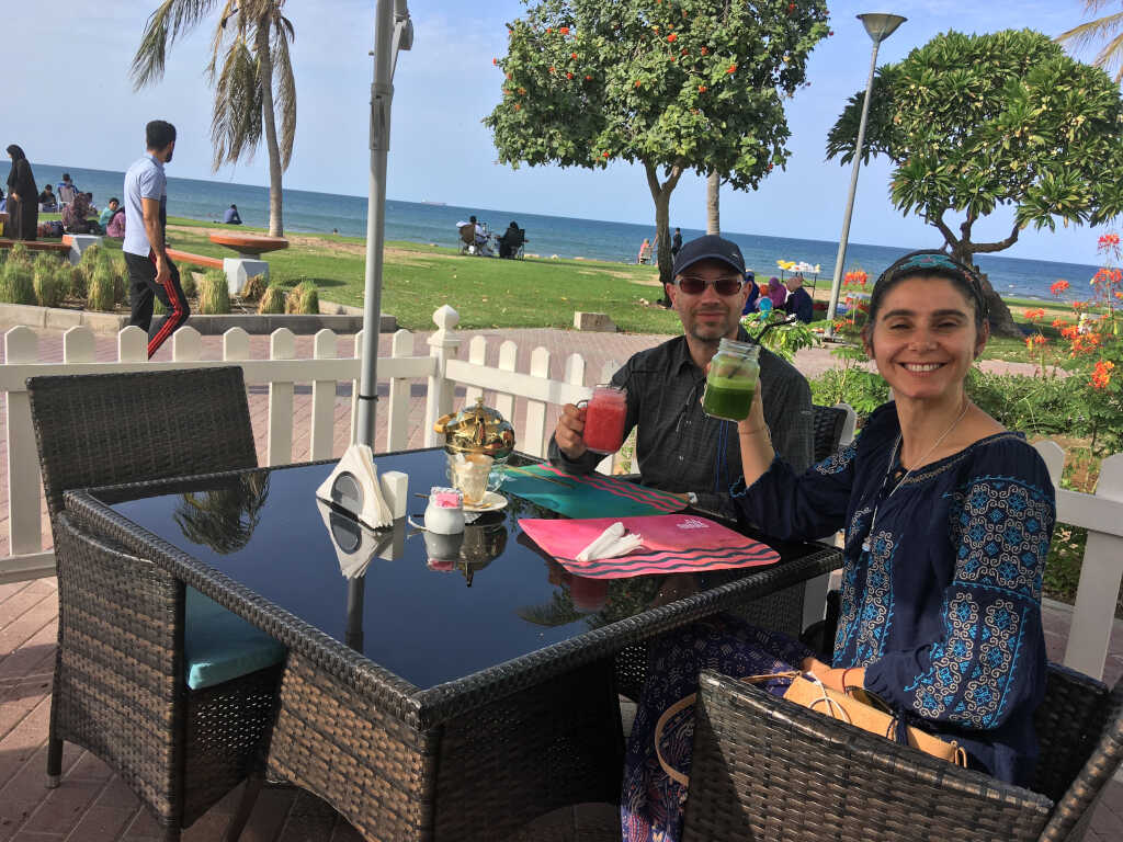 Malina und Volker in einem Strandcafe in Maskat, Oman