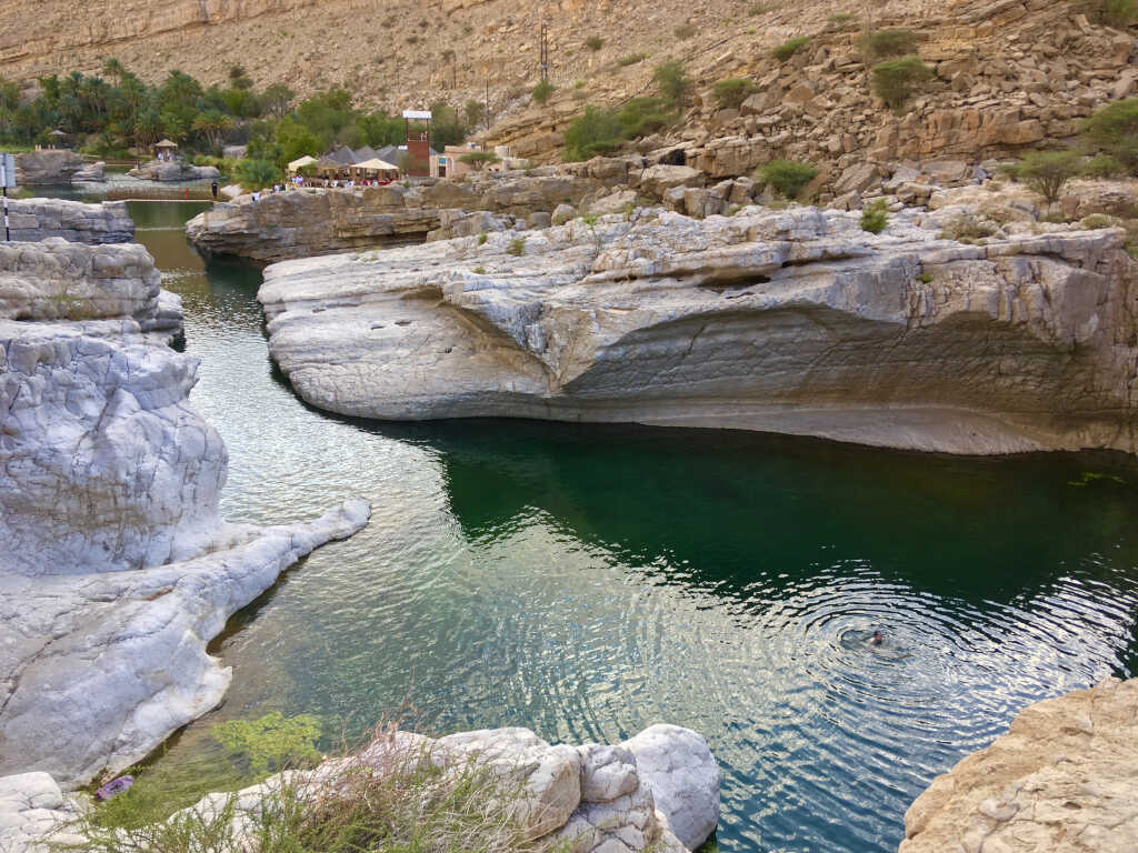 Blick auf die Haupt-Pools im Naturfreibad von Miqil, Oman.