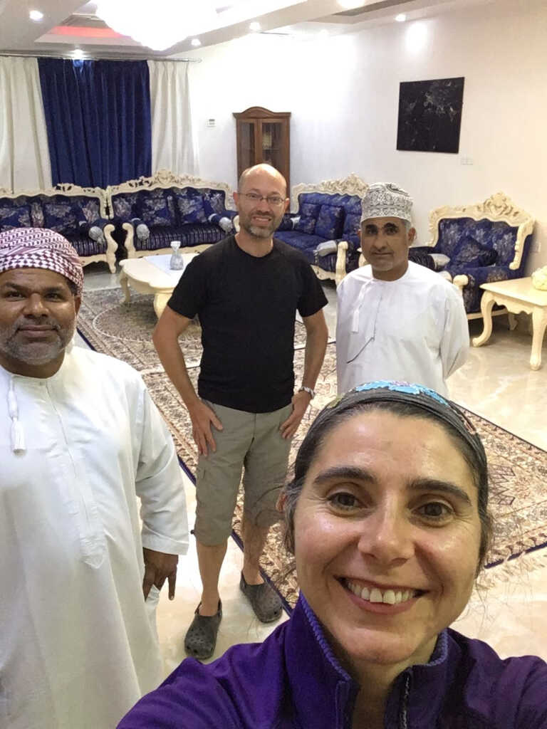 Malina und Volker mit ihren neuen omanischen Freunden Yassea (rechts) und Talal (links)