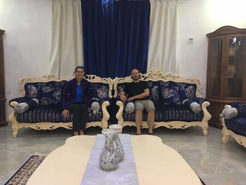 Malina und Volker im Gästehaus unserer Gastgeber im Oman