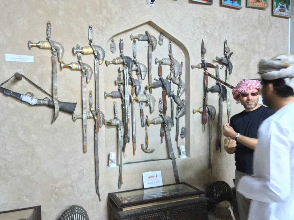 Volker lässt sich die Sammlung traditioneller omanischer Dolche erklären. The Old Castle Museum, Al-Kamil wa al-Wafi, Oman.