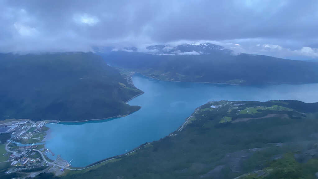 Blick vom Berg Hoven auf Loen und den Innvikfjord, Norwegen